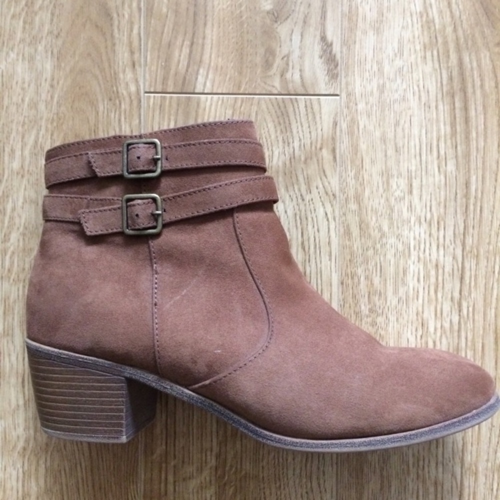 Vegan Suede Ankle Boots AMERICAN EAGLE OUTFITTERS  Ankle Boot w Buckle Detail